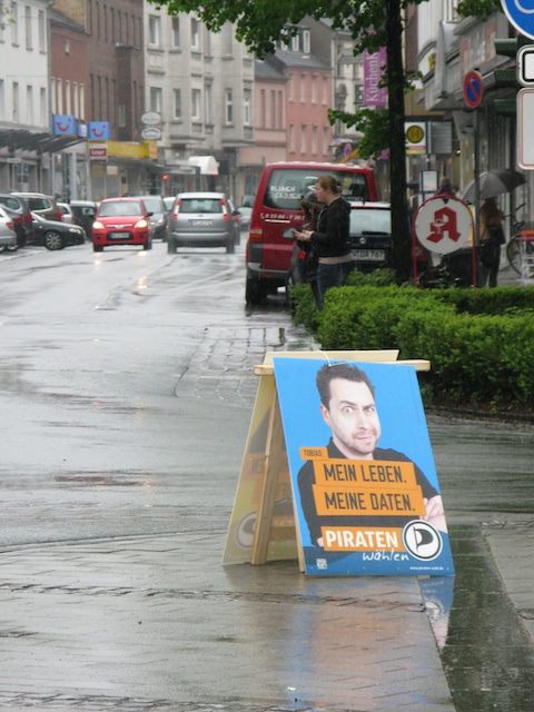 Der 5-Euro-Sägebock mit zwei Hohlkammerplakaten im NRW-Wahlkampf April 2012.