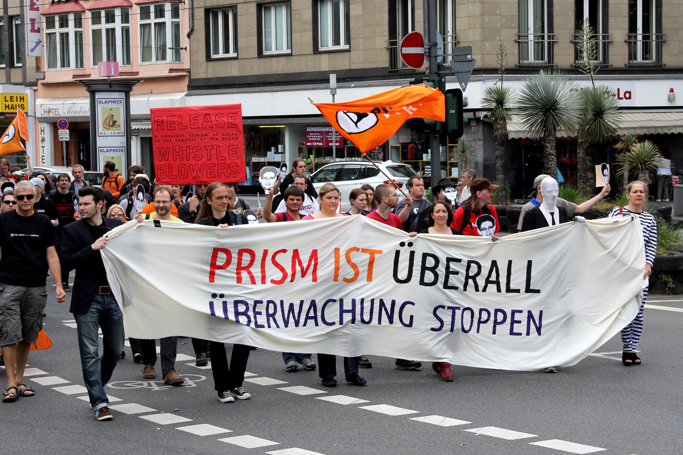 Zug der Anti-PRISM-Demonstration durch Düsseldorf zum amerikanischen Konsulat