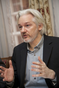 Julian Assange, Wikileaks-Sprecher und Botschaftsflüchtling. Foto August 2014, David G-Silvers, Botschaft Ecuador London CC BY-SA-Wikimedia