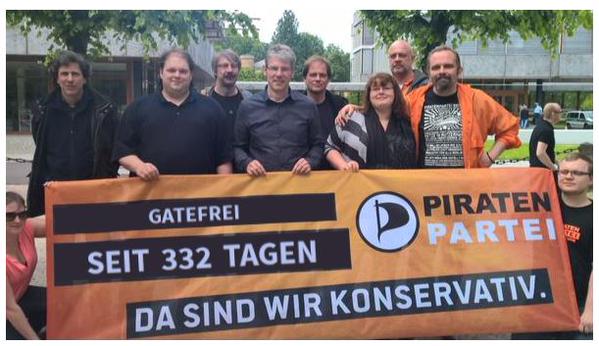 Gatefrei seit über 332 Tagen. Drübermontierter Text aus einem Bannerbild-Generator. Originalaufnahme war vor dem Verfassungsgericht Karlsruhe.